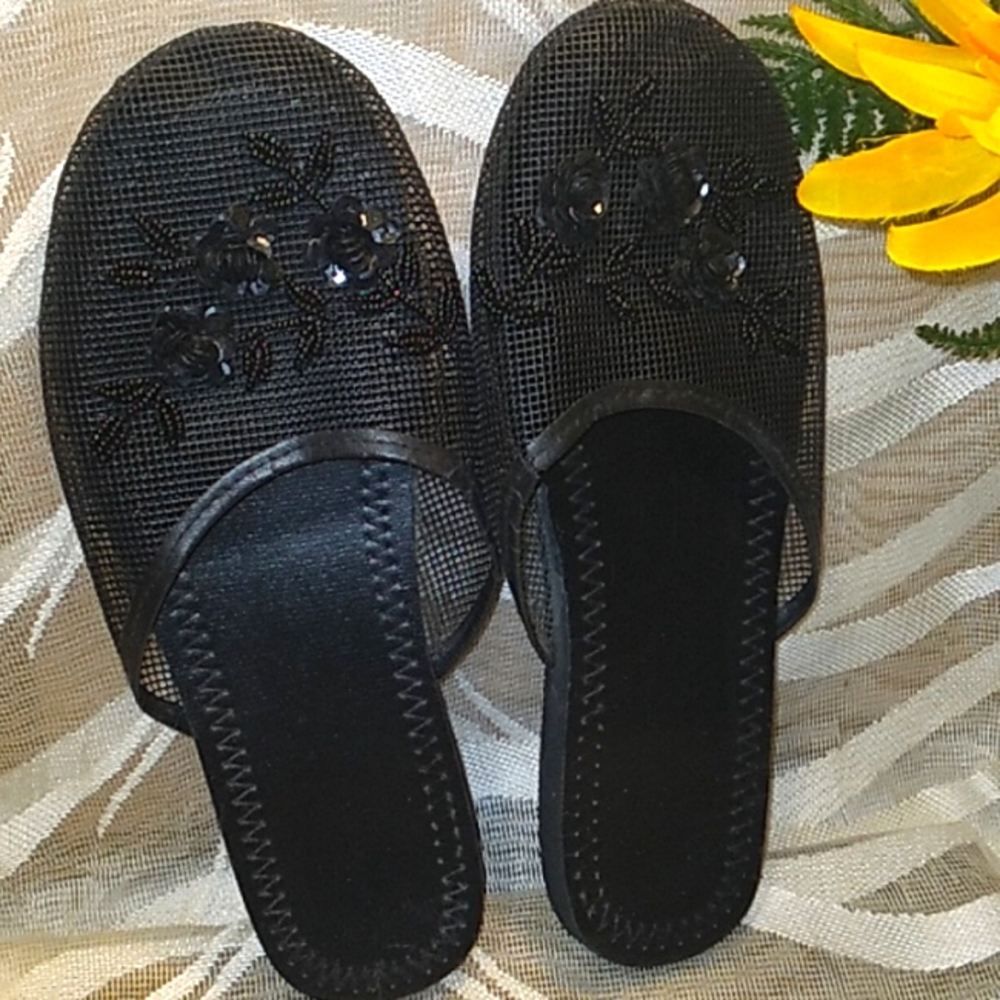 NEW Slip-on Slipper Flats- Womans Size 7-7.5)